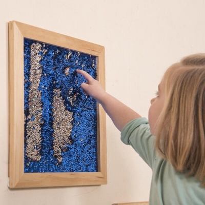 Quadro sensorial com sequins azul e prateados e moldura de madeira