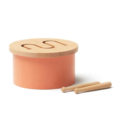 Tambor de brinquedo laranja com tampa de madeira e duas baquetas