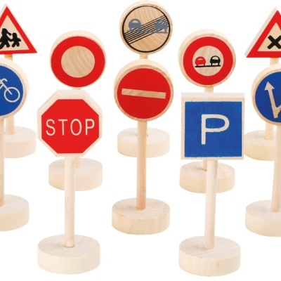 Conjunto de sinais de trânsito em miniatura de madeira coloridos com bases redondas.