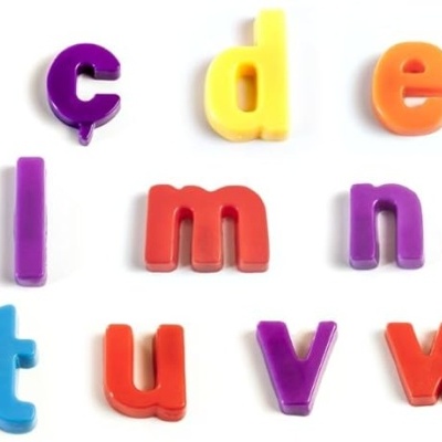 Letras do alfabeto em plástico colorido sobre fundo branco