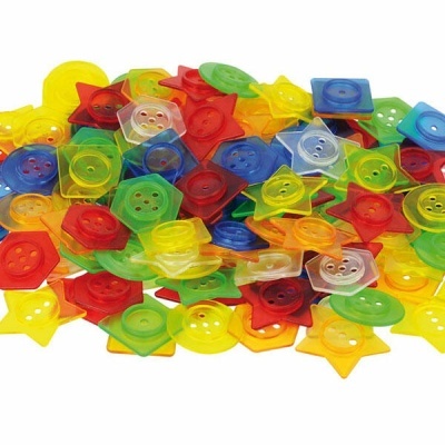 Botões coloridos de plástico em várias formas e cores sobre fundo branco