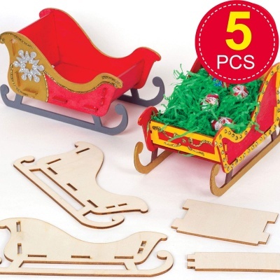 Conjunto de trenós vermelhos decorativos com peças de madeira clara desmontadas e etiqueta '5 PCS'