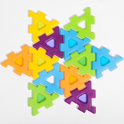 Peças triangulares coloridas de encaixe de plástico sobre fundo branco