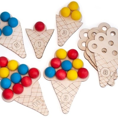 Cones de gelado de madeira com bolas coloridas encaixáveis e números gravados