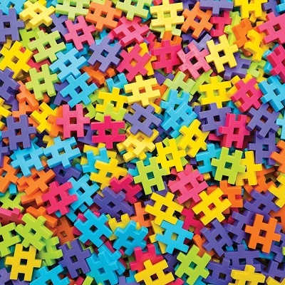 Peças de encaixe coloridas em forma de hashtag dispersas