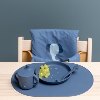Conjunto infantil de jantar azul com utensílios e almofada com elefante