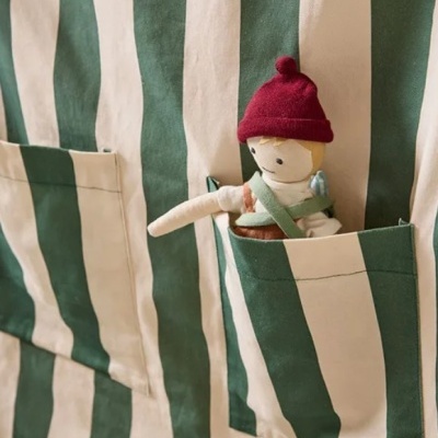 Pano riscas verde e creme com bolsos, boneca de pano com gorro vermelho no bolso