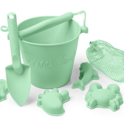 Conjunto de brinquedos de praia em plástico verde claro com balde, pá, regador e moldes