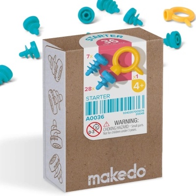 Caixa de cartão com parafusos azuis e chave inglesa amarela e azul, com etiqueta STARTER 30 peças 4+ anos
