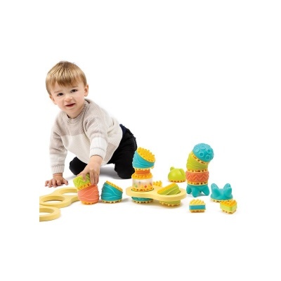 Criança brincando com brinquedos de empilhar coloridos e texturizados