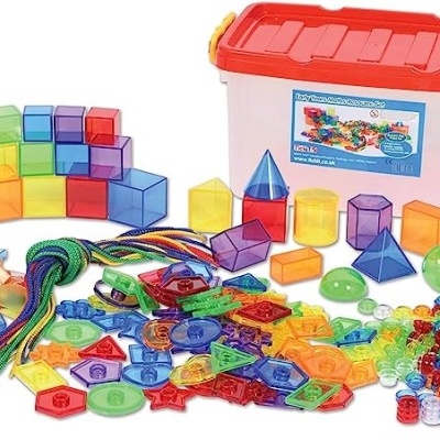 Conjunto de peças geométricas de plástico translúcido colorido com cordões e caixa plástica.