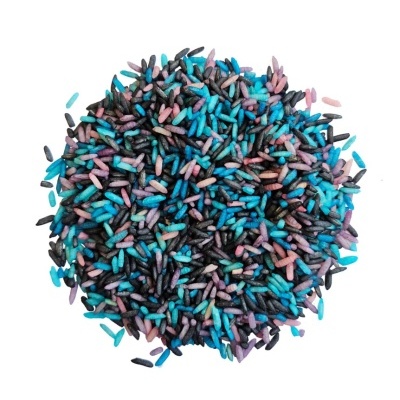 Grão de arroz multicolorido em fundo branco