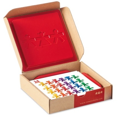 Caixa de papelão aberta com cartões coloridos e almofada vermelha com desenhos em relevo