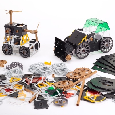 Peças de construção plásticas coloridas e dois modelos montados de carrinho e drone