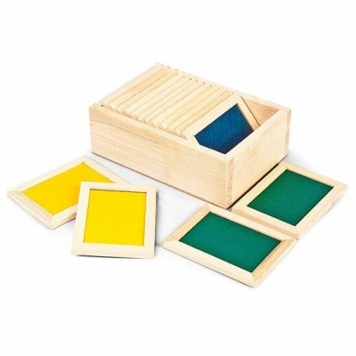 Conjunto de peças de madeira coloridas em caixa de madeira clara