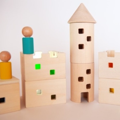 Brinquedo de construção de madeira com blocos coloridos e torre cónica