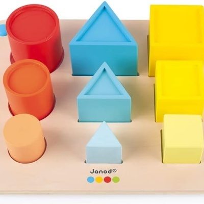 Brinquedo de madeira com base clara e blocos geométricos coloridos