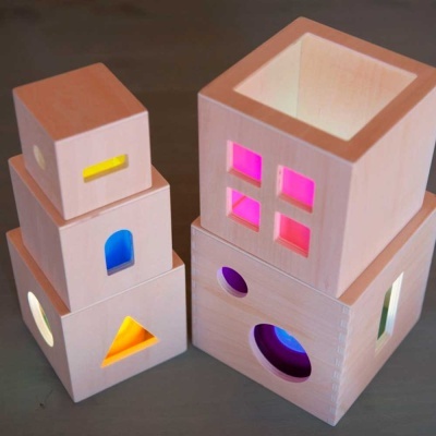 Blocos de madeira claros com recortes geométricos coloridos