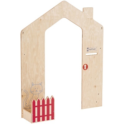 Estrutura de madeira em forma de casa com portão vermelho e desenho de gato cinzento