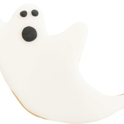 Biscoito em forma de fantasma com cobertura branca e detalhes pretos