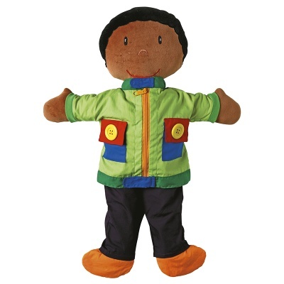 Boneco de peluche vestido com casaco verde e azul, calças pretas e sapatos laranja.