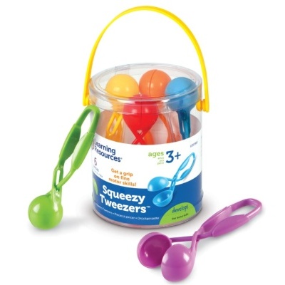 Conjunto de pinças coloridas para crianças numa embalagem com alça amarela