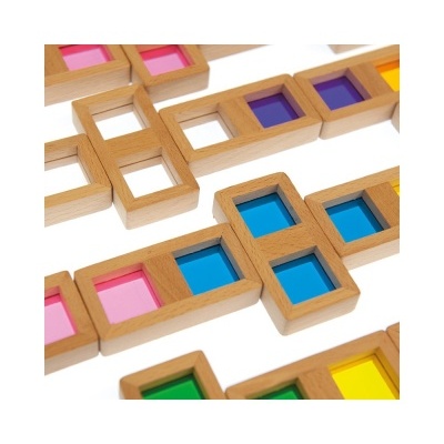 Peças de madeira retangulares com janelas quadradas coloridas em vários tons