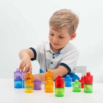 Criança a brincar com blocos de empilhar coloridos de plástico