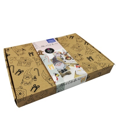 Caixa castanha de cartão com desenhos natalícios pretos e etiqueta com imagens dos adornos de Natal em madeira