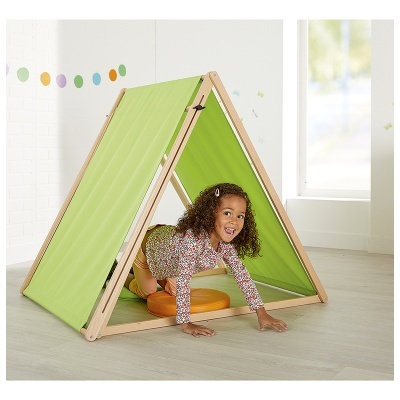Tenda triangular infantil verde com estrutura em madeira e criança brincando dentro