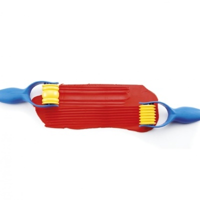 Rolo de massa azul com cilindros amarelos sobre massa vermelha