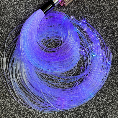 Cabo de fibras ópticas iluminado em azul sobre superfície cinzenta