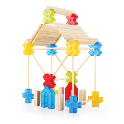Peças de construção de plástico colorido e madeira formando uma casa