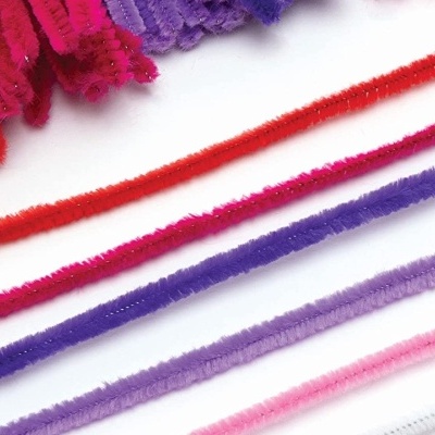 Arames revestidos a chenille em várias cores organizados em linhas.