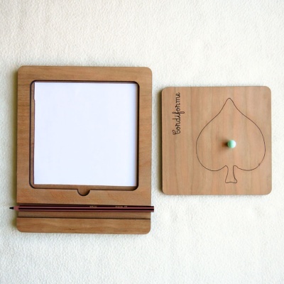 Conjunto de tabuleiro de madeira com papel e desenho de naipe de espadas