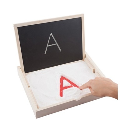 Tabuleiro de madeira com areia branca e quadro negro com letra A