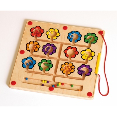 tabuleiro de madeira com flores coloridas e peças de contas com vara magnética amarela