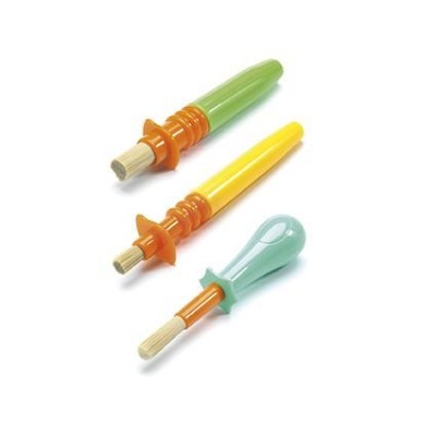 Três aplicadores de plástico coloridos com cerdas em forma de pincel