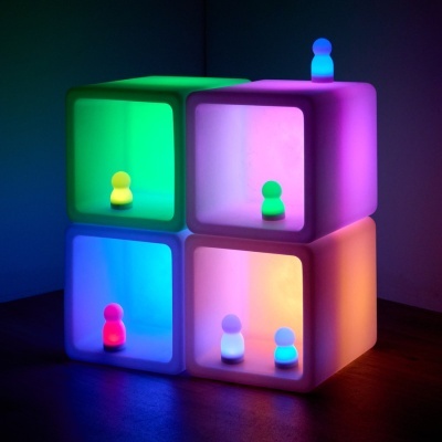 Cubos iluminados com figuras coloridas no interior sobre fundo escuro