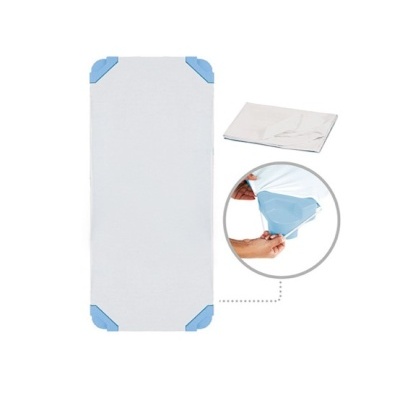 Tapete branco com cantos azuis para cama e proteção para cama