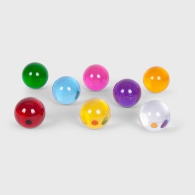 Oito bolas coloridas translúcidas numa superfície branca