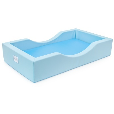 Cama para animais azul claro com laterais altas e entrada rebaixada.