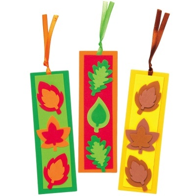 Marcadores de livro coloridos com folhas decorativas e fitas.