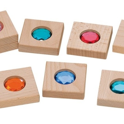 Blocos de madeira com lentes coloridas embutidas