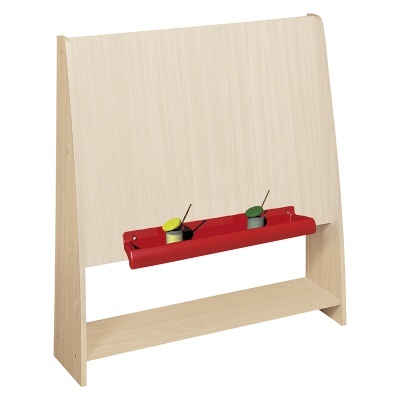 Quadro escolar de madeira clara com bandeja vermelha e potes de tinta amarelo e verde