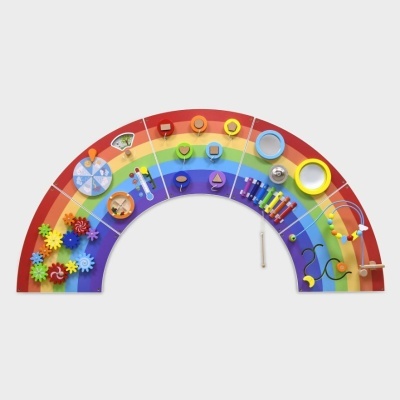 Painel educativo colorido em forma de arco-íris com vários brinquedos sensoriais e educativos.