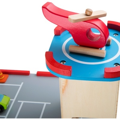 Brinquedo de madeira com helicóptero vermelho sobre plataforma azul