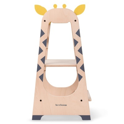 Suporte infantil em madeira clara com design de girafa e pintado em preto e amarelo