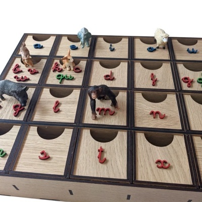 Caixa organizadora de madeira com letras de madeira coloridas e figuras de animais