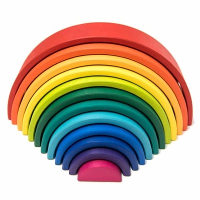 Brinquedo de arco-íris de madeira colorido empilhado em semi-círculo